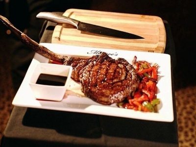 Monroe's Legends Steakhouse - Tomahawk Steak